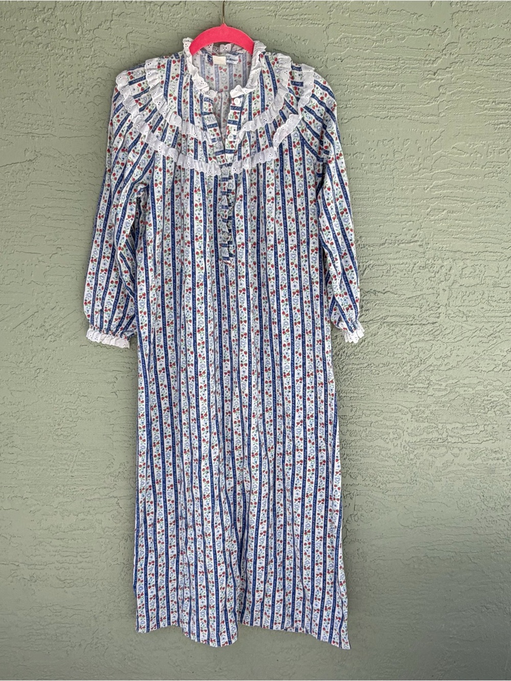 VINTAGE LANZ OF SALZBURG FLORAL COTTOn LONG SLEEVE NIGHT GOWN SZ M Strawberries